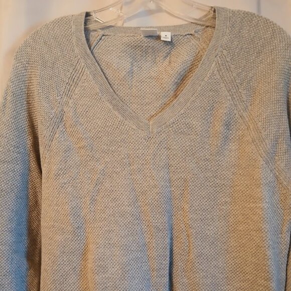 GAP Pointelle Sweater Top women M Gray Light crochet knit Raglan long sleeve EUC - Picture 3 of 9